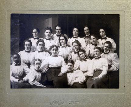 Black and white photo of Teachers College students.