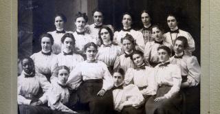 Black and white photo of Teachers College students.